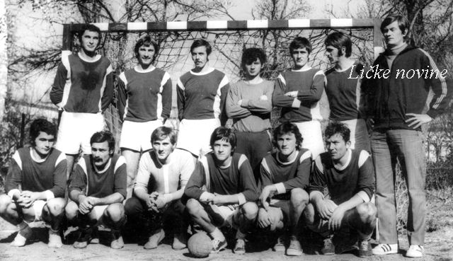 Ćele (prvi s desna stoji) s ekipom 1972. na igralštu kod današnjeg KIC-a                                                                                                                                                                                  